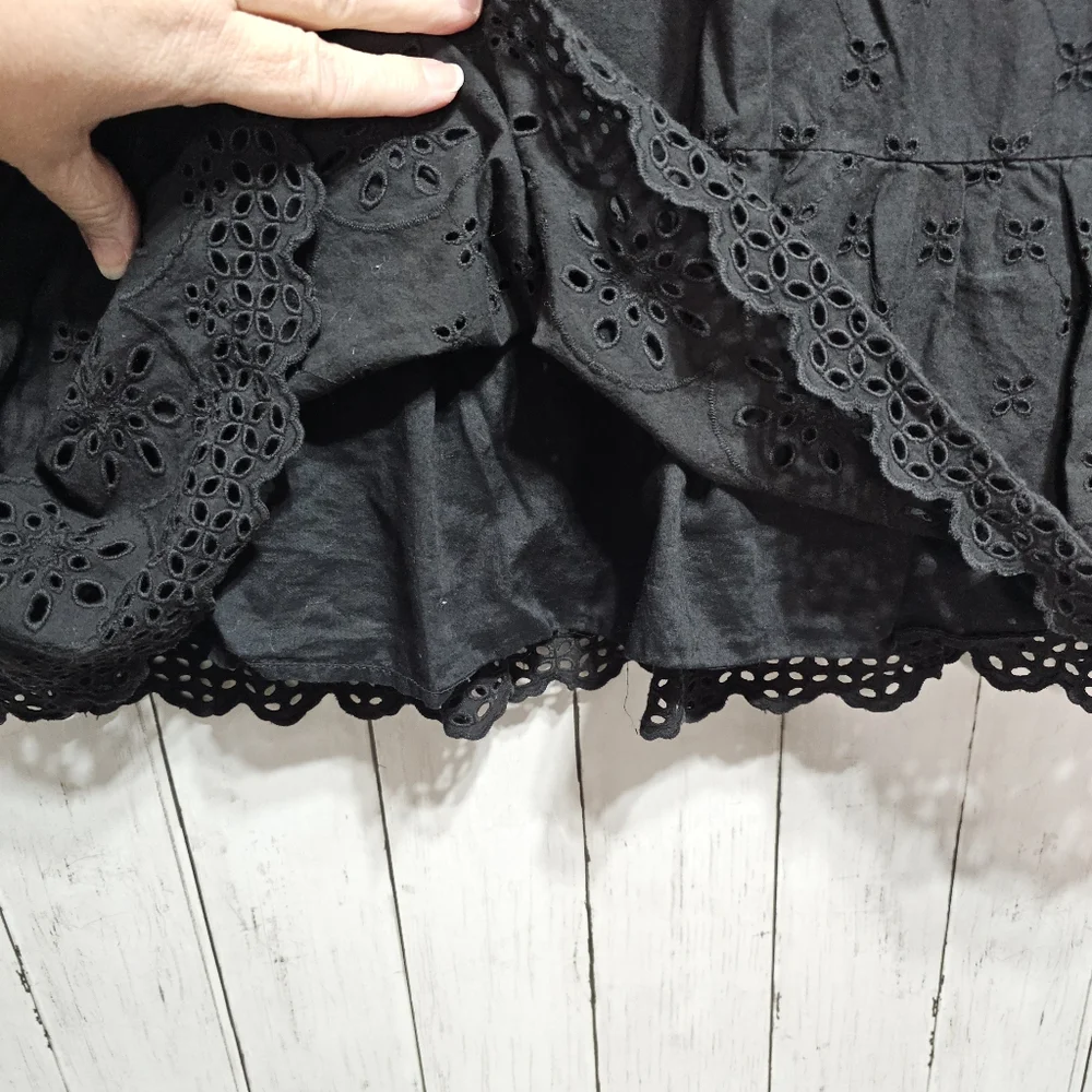 Ann Taylor LOFT Women's Black Eyelet V-neck Sleeveless Short Mini Dress Size 12. - Picture 3 of 7